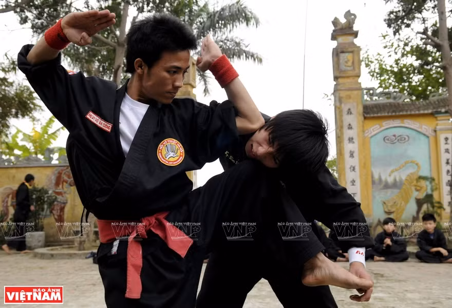 Nhập mô tả cho ảnhLes techniques de coude et de genou sont des techniques fondamentales et dangereuses des arts martiaux vietnamiens. Photo: Thanh Giang
