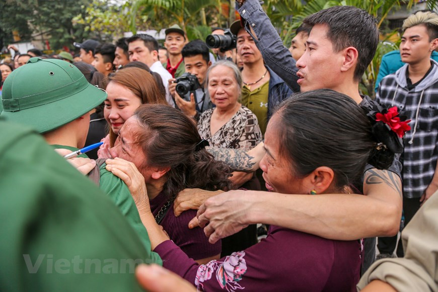De nombreuses familles ne pouvaient s'empêcher d'être émues lorsqu'elles se séparaient des jeunes soldats.