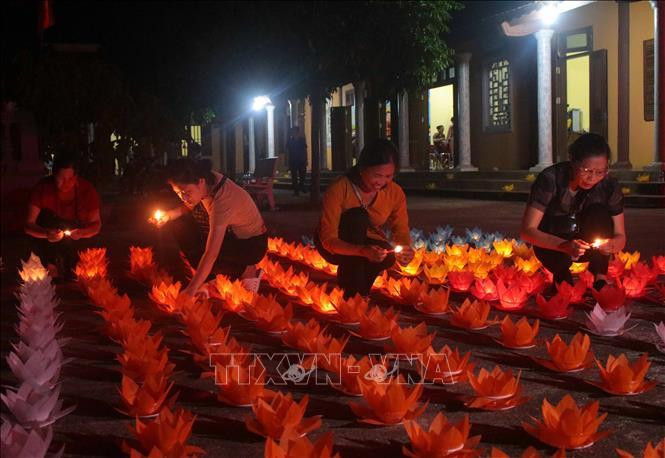 Des fidèles allument des lanternes et des bougies. Photo: Chu Hieu/VNA
