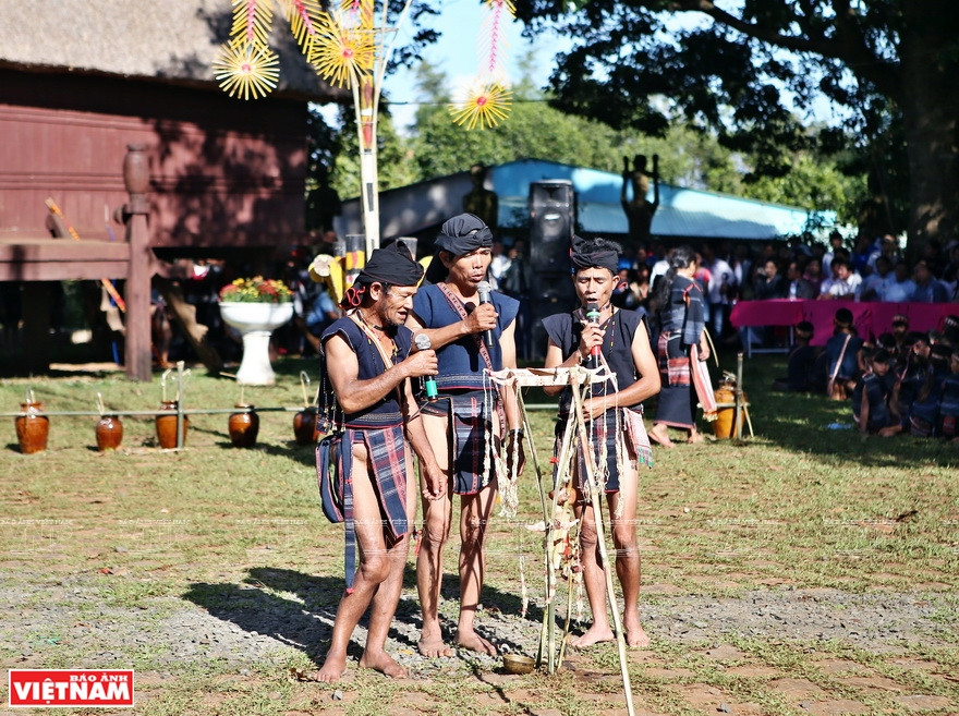 Les anciens du village effectuent le rite de culte.