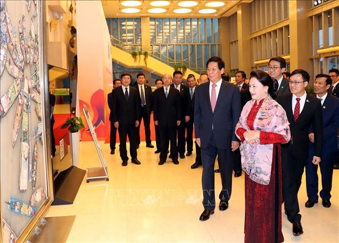 Nguyen Thi Kim Ngan et Li Zhanshu à l'espace culturel du Vietnam exposant des photos sur le pays, l'homme et les réalisations obtenues par le Vietnam.