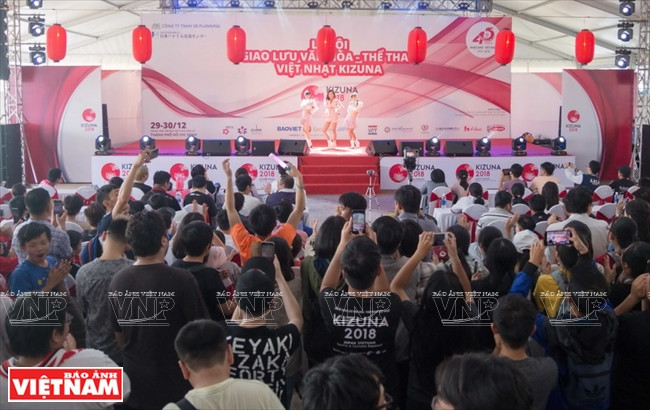 La jeune chanteuse vietnamienne Suni Ha Linh se produit au festival.