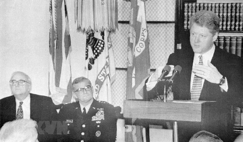 Le président américain Bill Clinton lors d'une conférence de presse à la Maison Blanche le 3 février 1994 pour annoncer la décision de lever l'embargo commercial contre le Vietnam. Photo: AFP