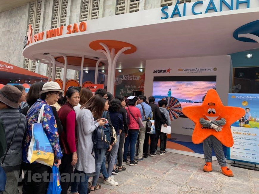 Beaucoup de gens font la queue pour acheter des billets à bas prix.