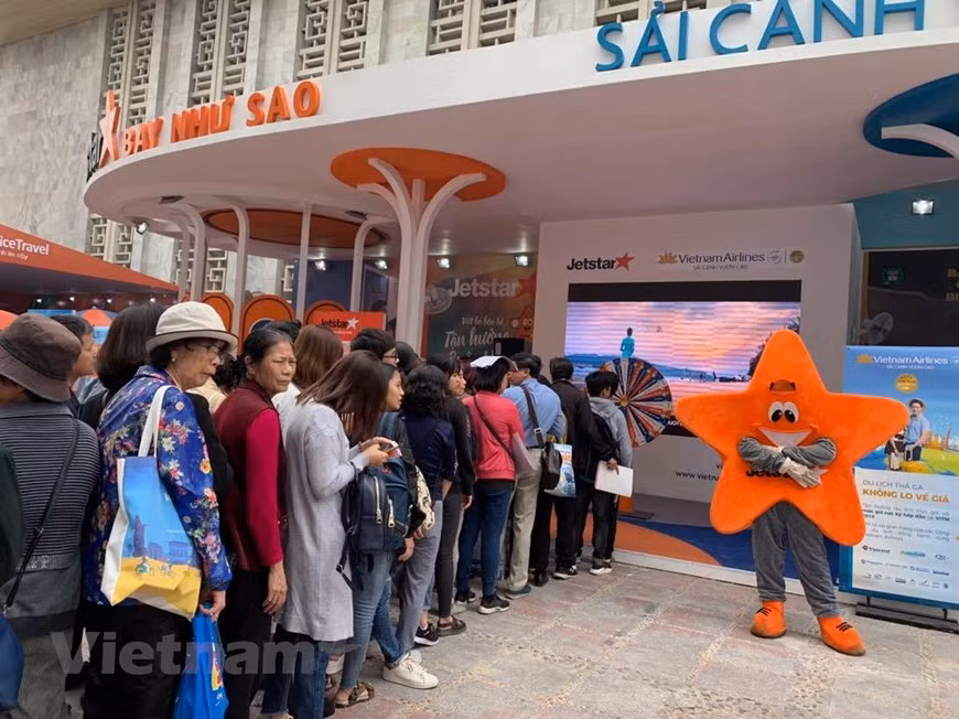 Beaucoup de gens font la queue pour acheter des billets à bas prix. 
