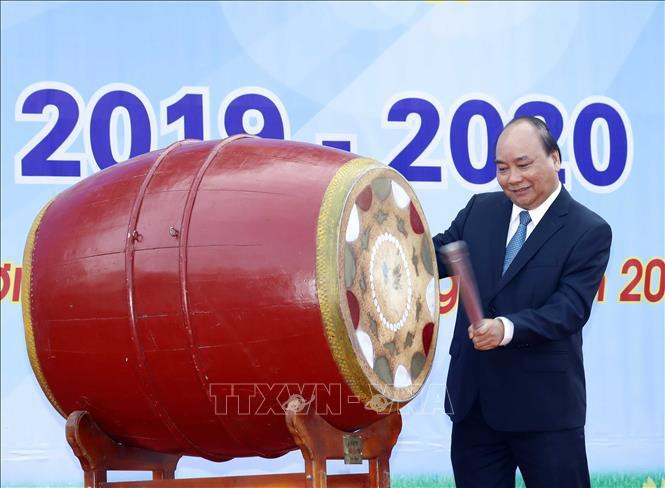 Le Premier ministre Nguyen Xuan Phuc bat le tambour pour lancer la nouvelle année scolaire. Photo: Thong Nhat/VNA