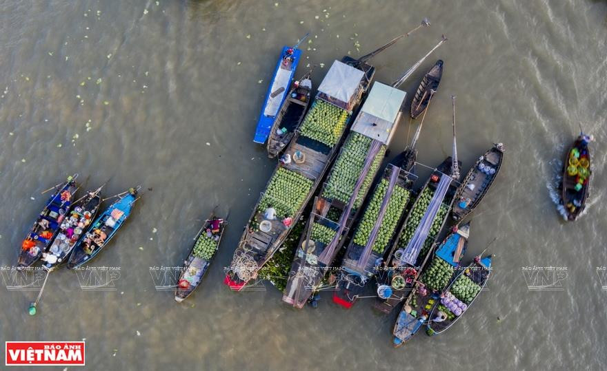 Le marché flottant de Cai Rang est une destination touristique incontournable pour les touristes vietnamiens et étrangers visitant Can Tho. Photo : Công Dat
