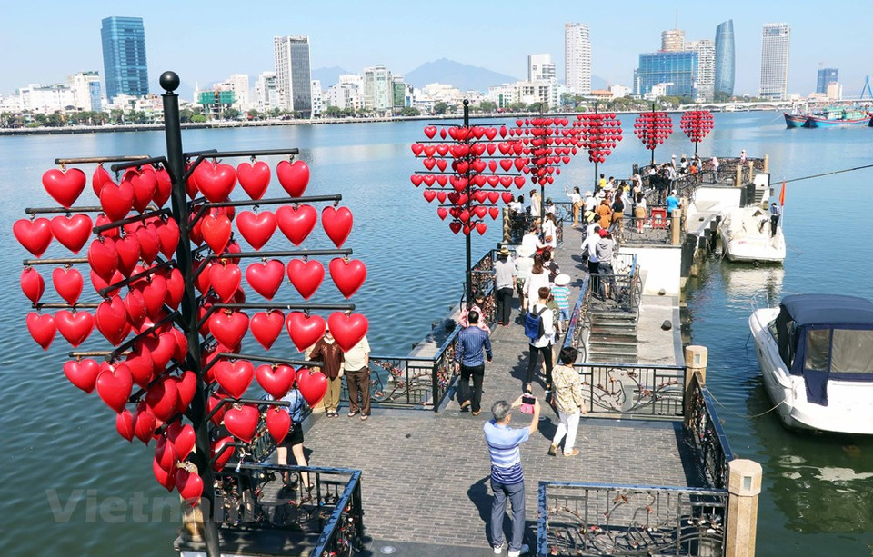 Ce site est décoré par des centaines de petites lanternes de cœur rouge.