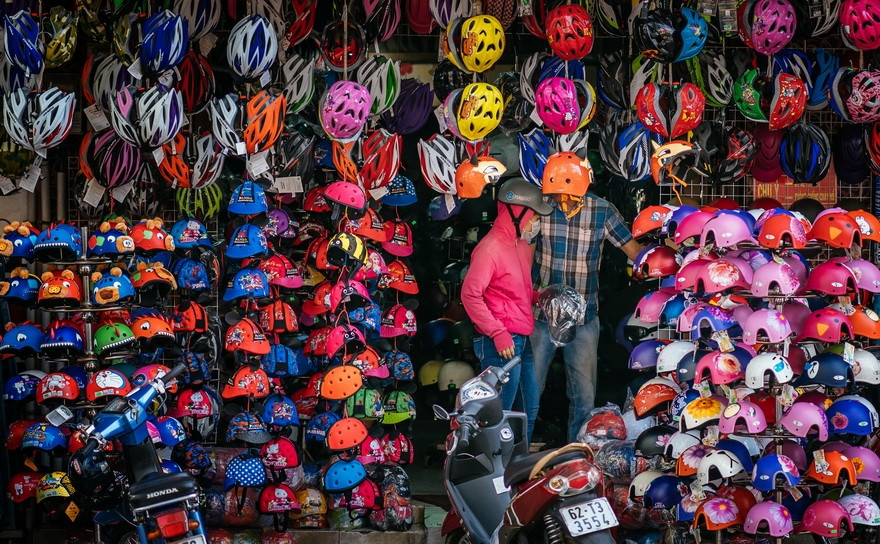 Une boutique de vente de casques de moto.