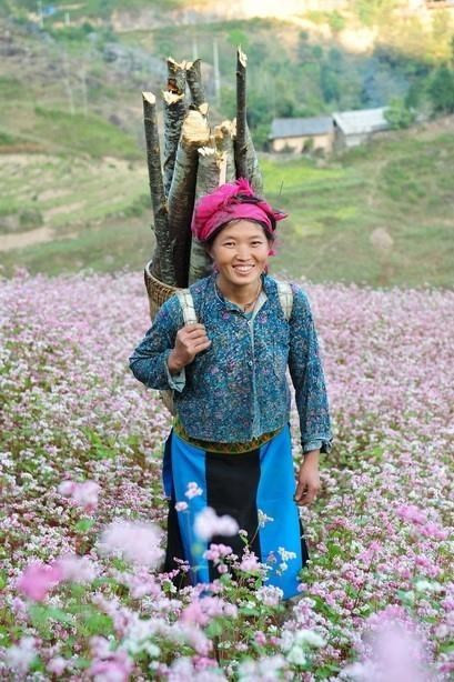 Sourire d'une femme de la région montagneuse.