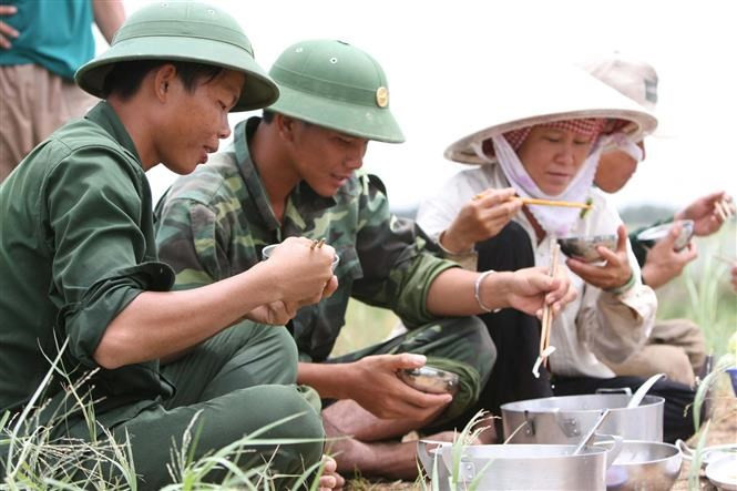 Un repas des soldats après la récolte du riz.