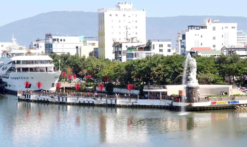 Le pont de l'amour de Da Nang attire de nombreux touristes lors de la Saint-Valentin.