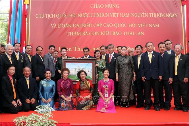 Nguyen Thi Kim Ngan offre un cadeau aux Viet kieu.