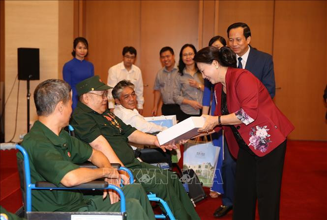 La présidente de l'AN vietnamienne Nguyen Thi Kim Ngan remet des cadeaux à des invalides gravement blessés et exemplaire à l'occasion du 72e anniversaire de la Journée des invalides de guerre et des morts pour la Patrie (27 juillet). Photo: Nguyen Dan/VNA