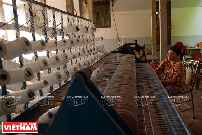 Tissage des nattes à la machine.
