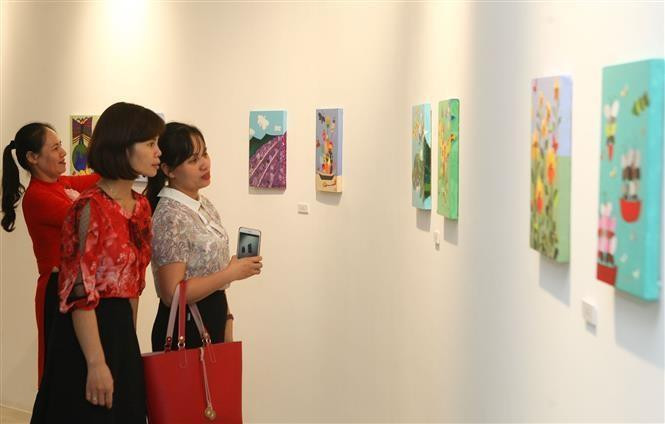 Une centaine d'œuvres des élèves handicapés et autistes de l'école spéciale Binh Minh sont exposées.
