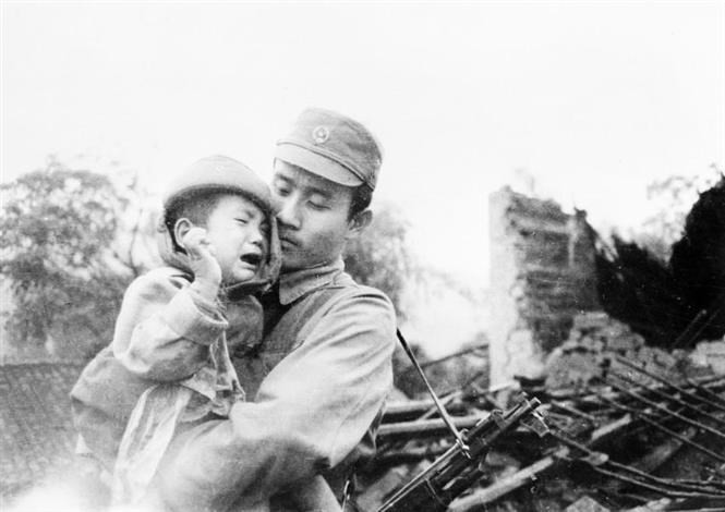 Le soldat Ngo Duy Nhung, garde-frontière, a sauvé cet enfant dans un combat pour protéger la frontière nord du pays en février 1979.