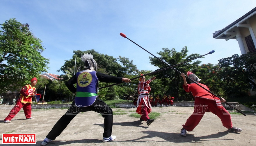 Les exercices avec un bâton qui furent obligatoires lors des examens d’arts martiaux d’autrefois, sont encore préservées et développées dans la ville de Hôi An, province de Quang Nam. Photo : archives de la VI