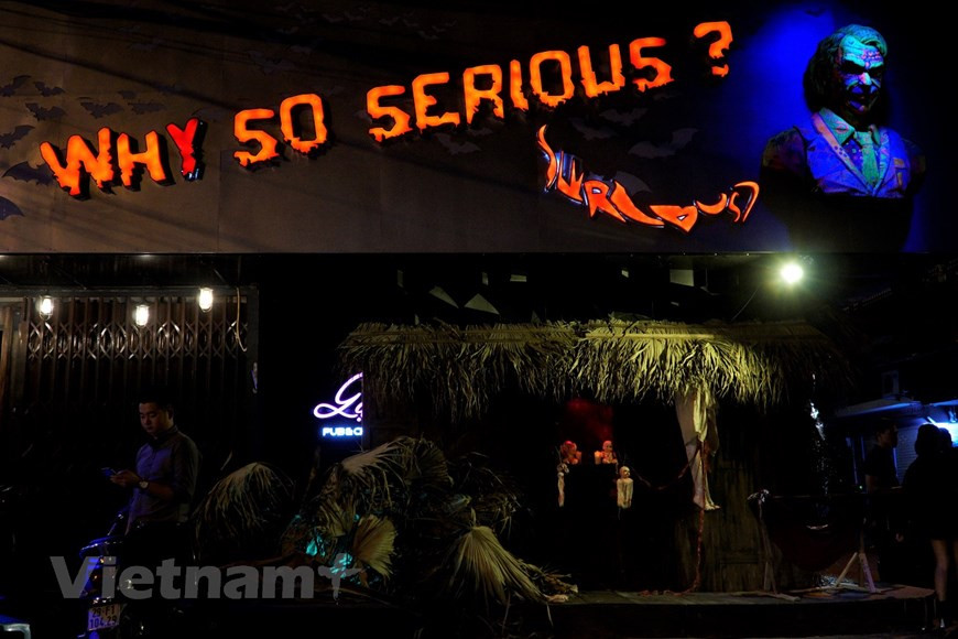 Un bar décoré au style d'Halloween.