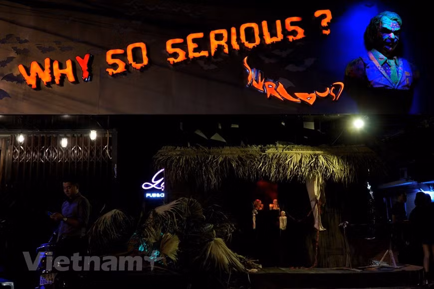 Un bar décoré au style d'Halloween.