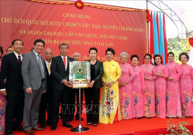 Les Viet kieu à Udon Thani offrent un cadeau à la présidente de l'AN vietnamienne.