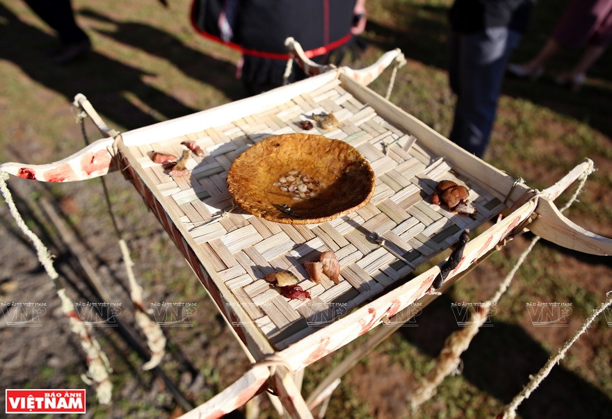 Des objets préparés pour la cérémonie de culte devant la maison communale.