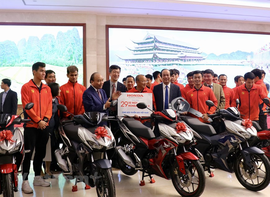 29 motos Honda Winner sont remises aux footballeurs. 