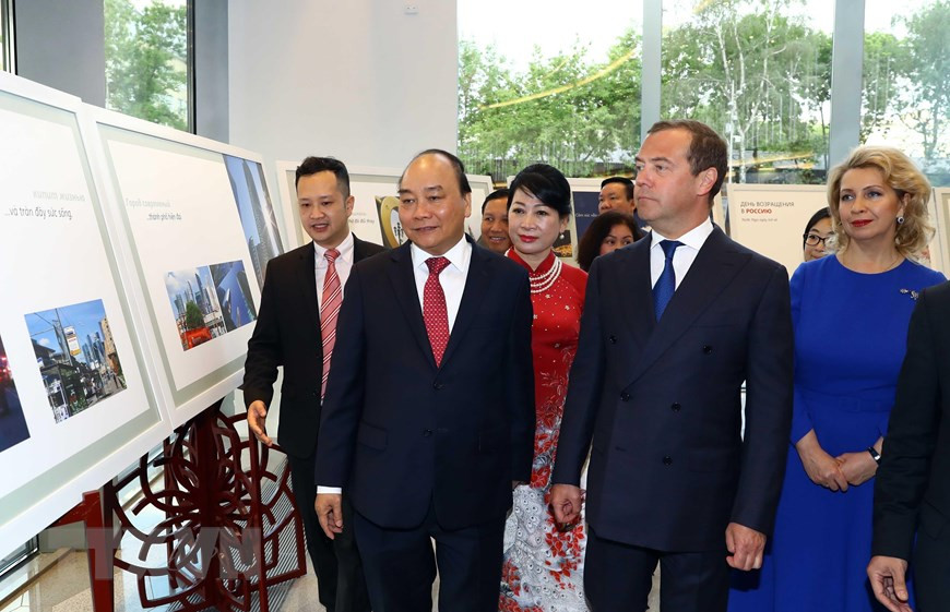 Ils se rendent à l'exposition de photos sur le thème "Émotion de Russie" et à une autre sur le Vietnam.