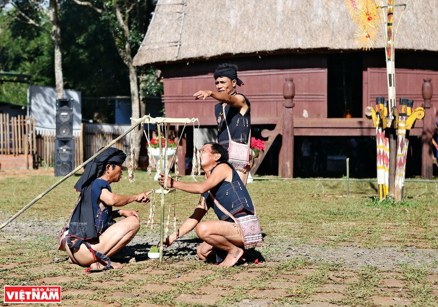 Les gia lang (anciens du village) préparent des offrandes