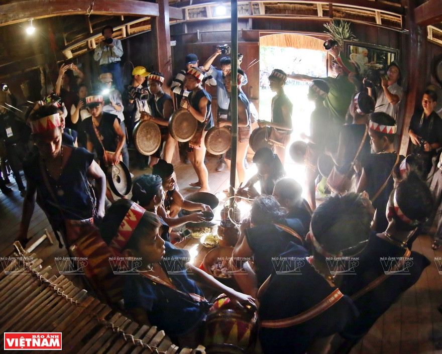 Des rituels à l'intérieur de la maison Rông.