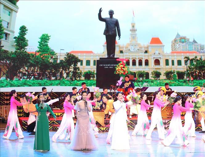 Un numéro des artistes vietnamiens.