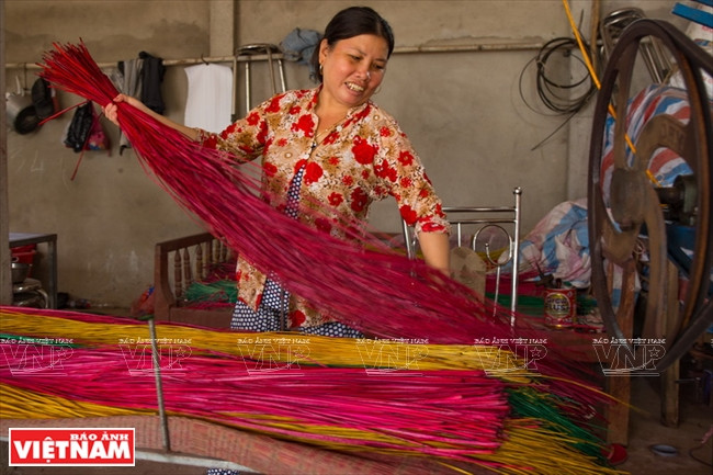 Fagots de souchet de Malacca teintés.