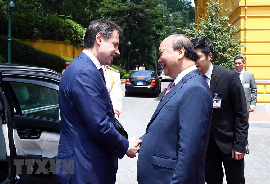 Le Premier ministre Nguyen Xuan Phuc (droite) reçoit son homologue italien Giuseppe Conte.