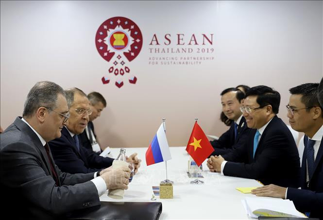 Le vice-Premier ministre Pham Binh Minh discute avec le ministre russe des Affaires étrangères Sergei Lavrov.
