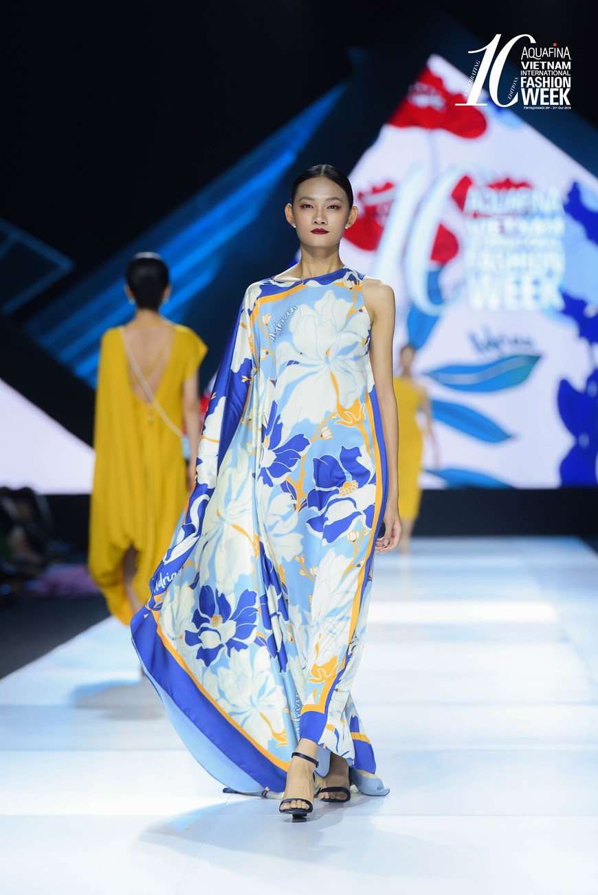 En particulier, la musique utilisée pour le spectacle est une combinaison de choses traditionnelles et modernes. La musique électronique avec les morceaux de la musique vietnamienne aux rythmes contemporains mêlés à la voix enchanteresse, à des effets de lumière de scène ont créé un espace du temple. Photo: Vietnam+ 