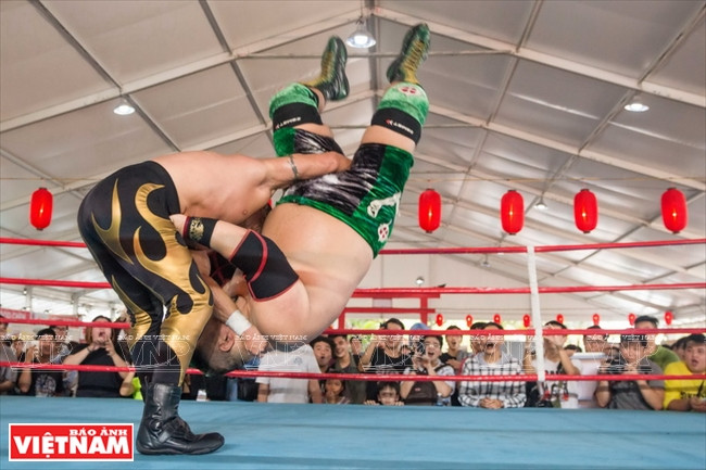 Performance de lutte japonaise au festival.