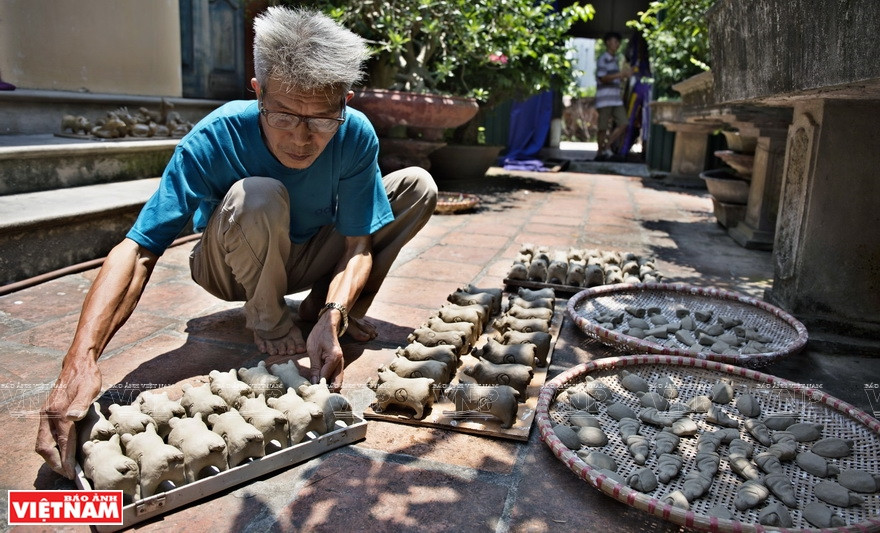 Après la mise en forme, les statues sont séchées au soleil pendant au moins six jours.