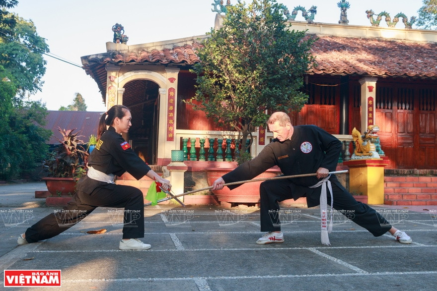 La pratiquante Nguyên Mai Trinh (avec l’arme song to à la main), épouse du maître Stephane Lesoil, est membre de la Fédération des arts martiaux traditionnels de Hô Chi Minh-Ville. Photo : Son Nghia 