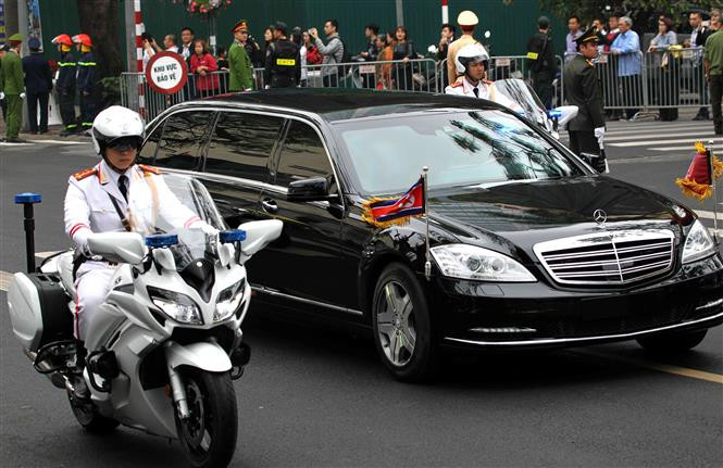 La voiture du président de la RPDC Kim Jong-un quitte l'hôtel Sofitel Legend Metropole. Photo: VNA