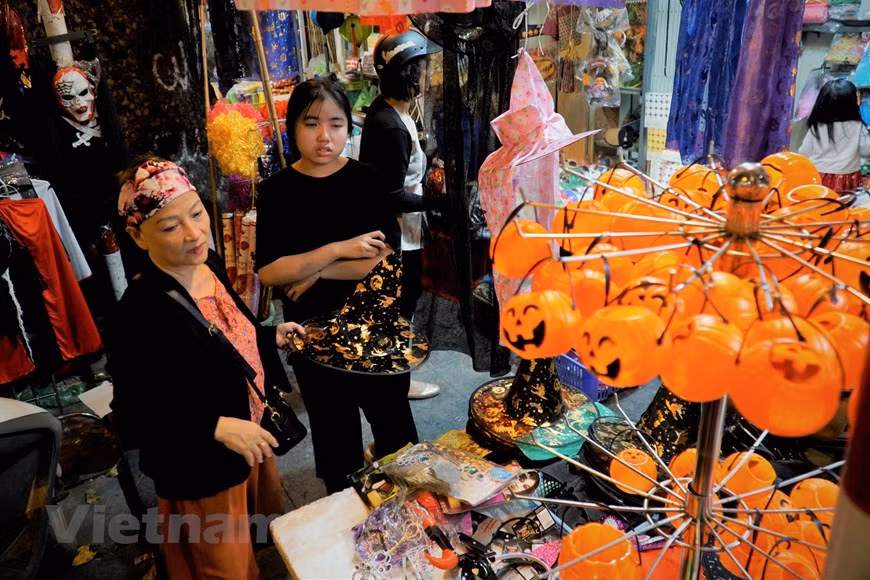 La citrouille en plastique est le produit le plus vendu, au prix de 20.000 dongs.