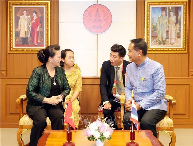 La présidente de l'AN Nguyen Thi Kim Ngan et un responsable de la province d'Udon Thani.