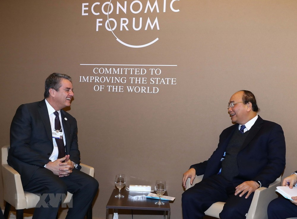 Entrevue entre le PM Nguyen Xuan Phuc (droite) et le directeur général de l'Organisation mondiale du commerce Roberto Azevêdo. 