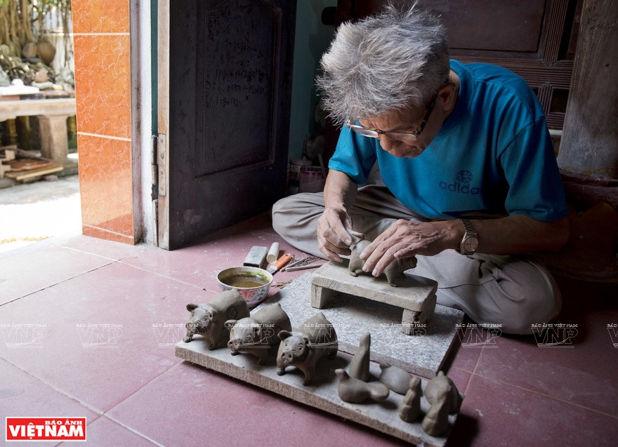 La mise en forme de la statue est faite à la main. 