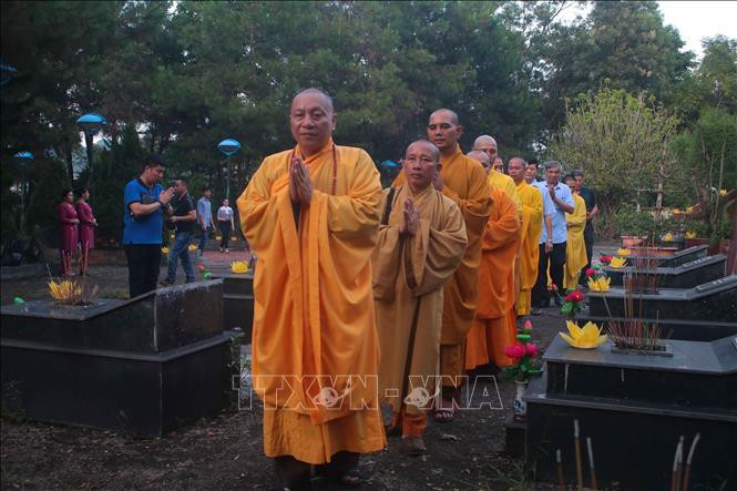 Une cérémonie de prière pour les héros au cimetière des morts pour la Patrie du district de Phuc Hoa, province de Cao Bang. Photo: Chu Hieu/VNA