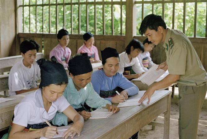 Un garde-frontière de Thanh Hoa enseigne à des habitants du village de Na Meo, commune de Na Meo, district de Quan Son.
