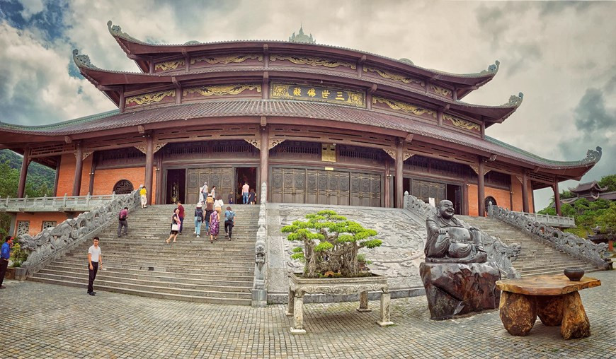 Le sanctuaire Tam Thê est situé sur une colline de 76 mètres. Il abrite les trois statues de Bouddhas en bronze représentant le passé, le présent et le futur.
