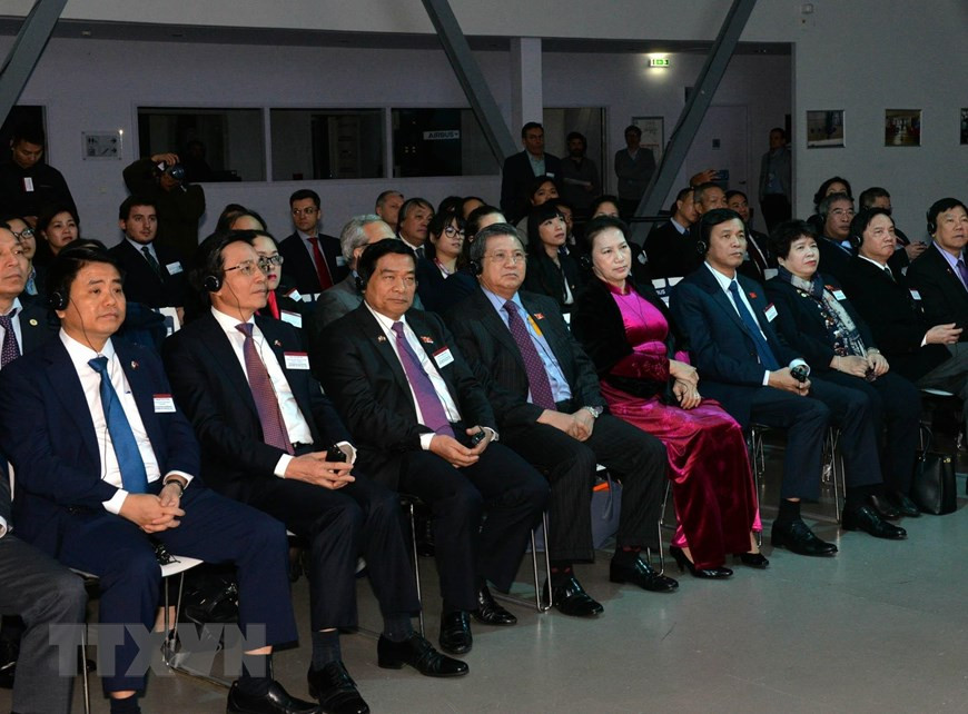 Elle assiste à la cérémonie de remise des avions à Toulouse.