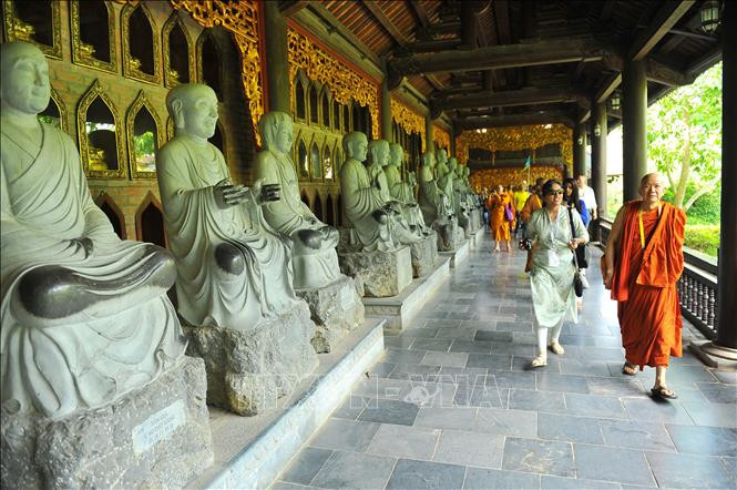 Touristes vietnamiens et étrangers visitant la pagode de Bai Dinh.