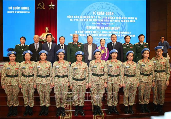 Le général Nguyen Chi Vinh prend la photo avec les cadres de l’hôpital de campagne du niveau 2 No 2. 