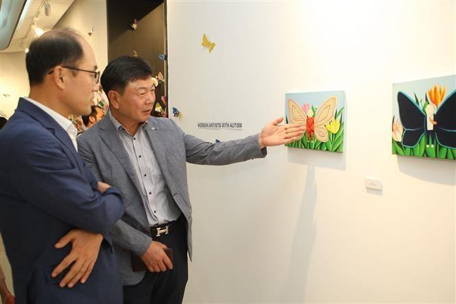 Les visiteurs à l'exposition.